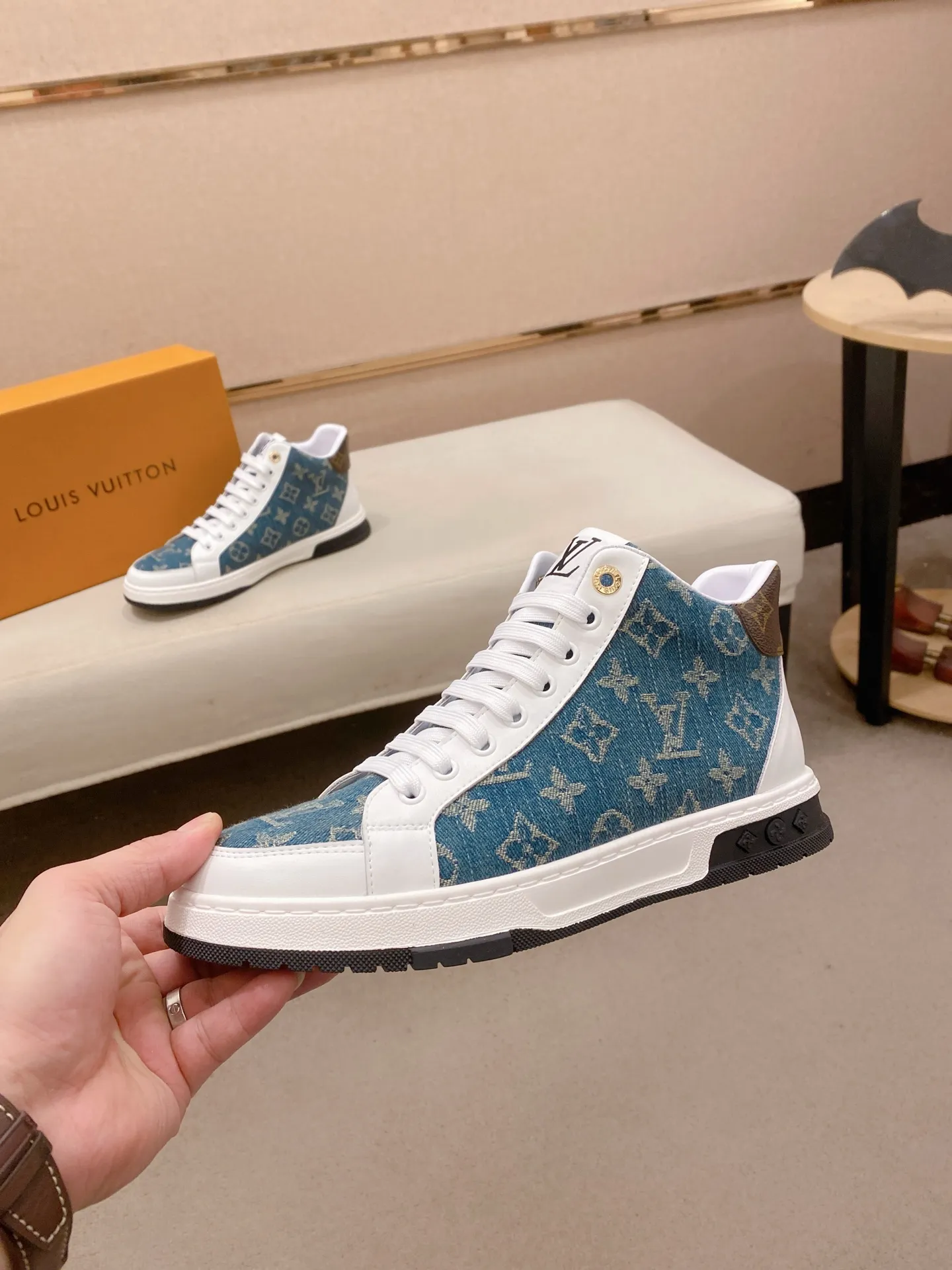 Factory price: 420 men's shoes💰🇮🇹🇮🇹LV Louis Vuitton. The latest fashionable casual shoes are popular in physical stores. New spring and summer comfortable imported custom original cowhide, unique jacquard fabric element design. With sheepskin lining, Lv original bottom, [sun][sun] high-end packaging and high quality💪Details determine the quality, you can enter and exit the counter at will, welcome to compare🇮🇹Size 38-44